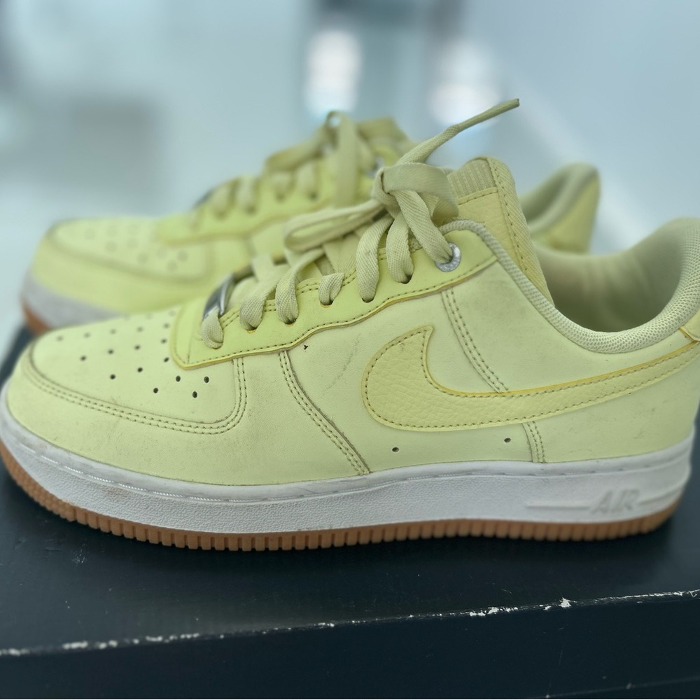 WMNS AIR FORCE 1’07 PRM Nike Yellow Sneakers